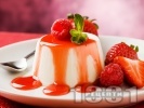 Рецепта Студен десерт от кисело мляко с желатин и сладко от ягоди (желе) - лек, бърз и лесен
